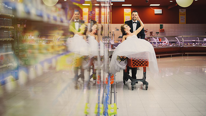 zwariowana sesja ślubna w supermarkecie