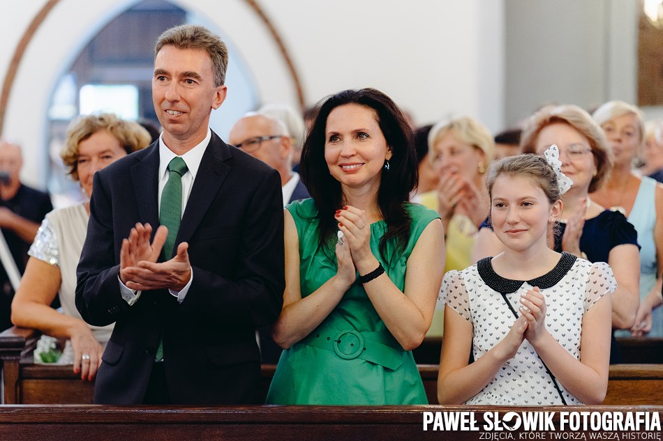 Specjalizuje się głównie w fotografii ślubnej i portretach