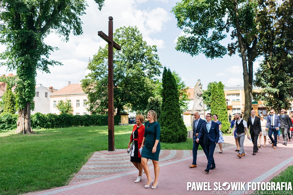 Goście ślubni wchodzą do kościoła