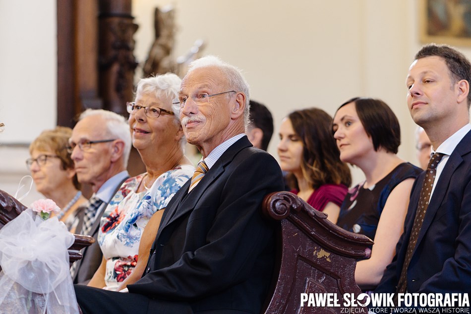 radość gości podczas ceremonii ślubnej