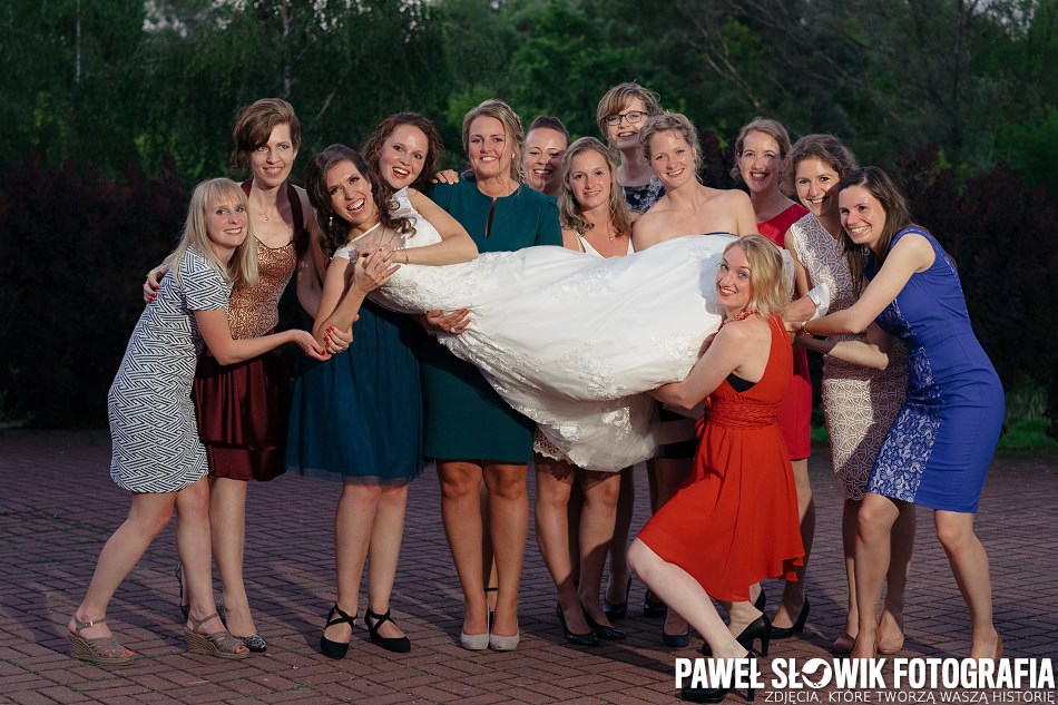 szalone zdjęcia rodzinne w dniu ślubu