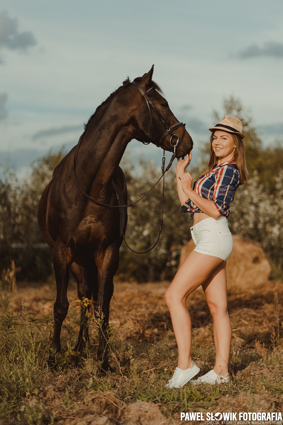 sesja zdjęciowa z koniem w stajni Ochota