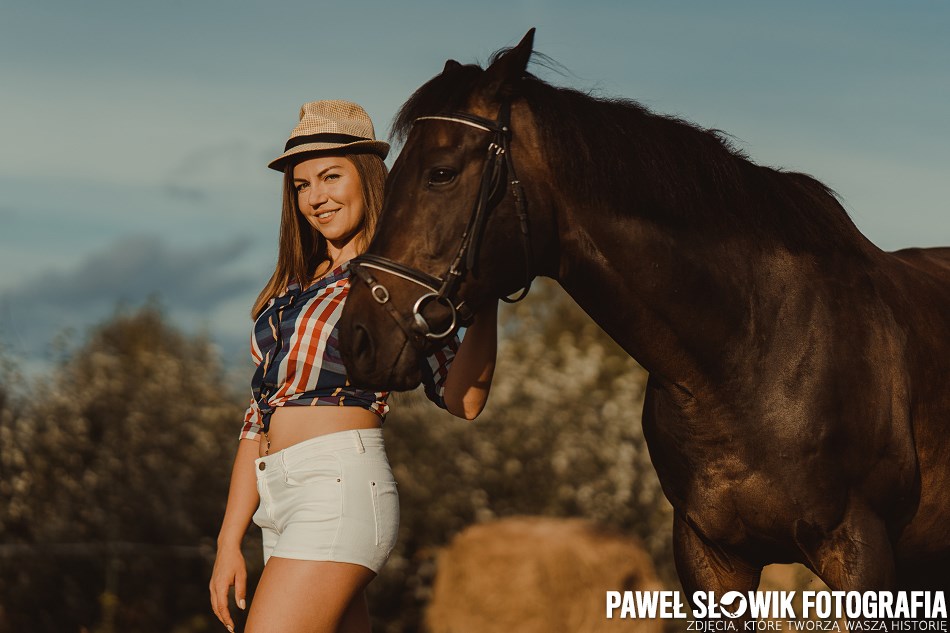 Kobieca sesja zdjęciowa z koniem