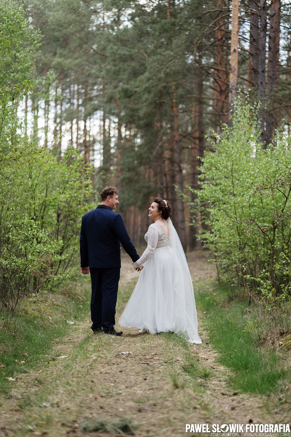 rustykalna sesja ślubna w lesie Łomianki