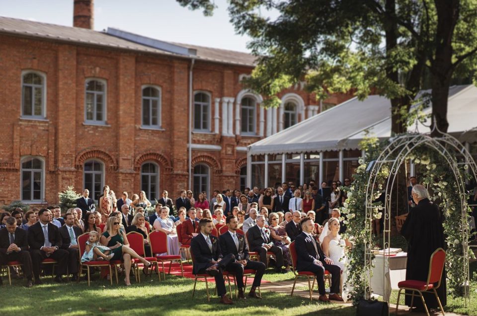 kościelna ceremonia ślubna w plenerze