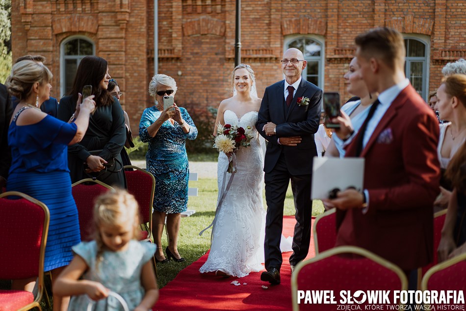 rustykalna ceremonia ślubna w plenerze zakroczym