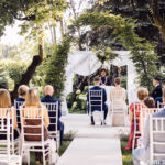 ceremonia ślubna boho rustykalna w ogrodzie