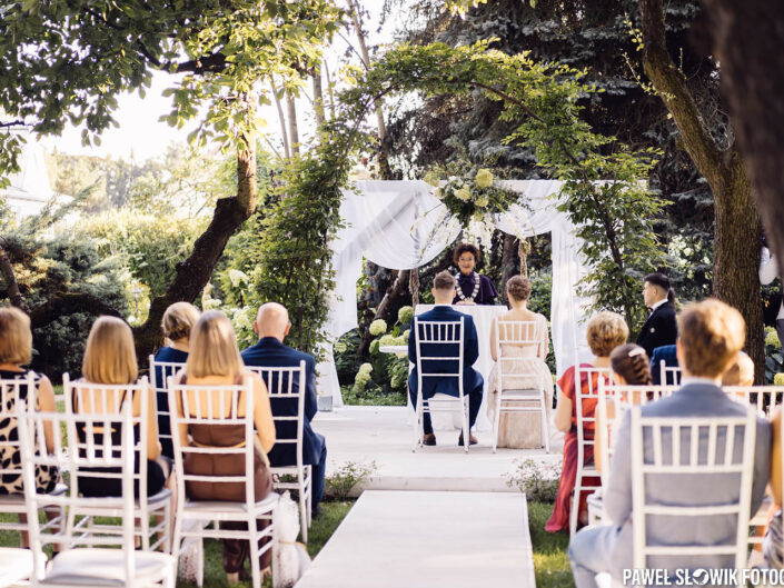 ceremonia ślubna boho rustykalna w ogrodzie